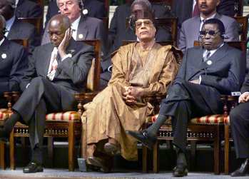 Каддафи (в центре), …