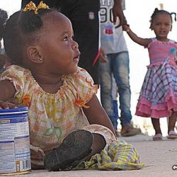 Маленькая девочка племени Таварга в лагере для беженцев Маленькая девочка пл…