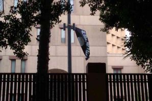 По сообщениям очевидцев из Бенгази, флаг США на посольстве был заменен на черный флаг Аль Каиды По сообщениям очевид…