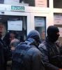 Панова: 'Не боялась этих мерзавцев и не боюсь' (Кадр дня: идет пятый час обыска, СОБРовцы устали, пришедшие поддержать URA.Ru горожане вывешивают на…) Кадр дня: идет пятый…