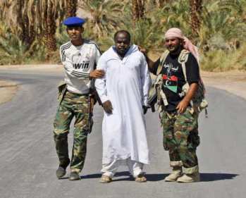 боевики ПНС продолжают терроризировать чернокожих ливийцев боевики ПНС продолжа…