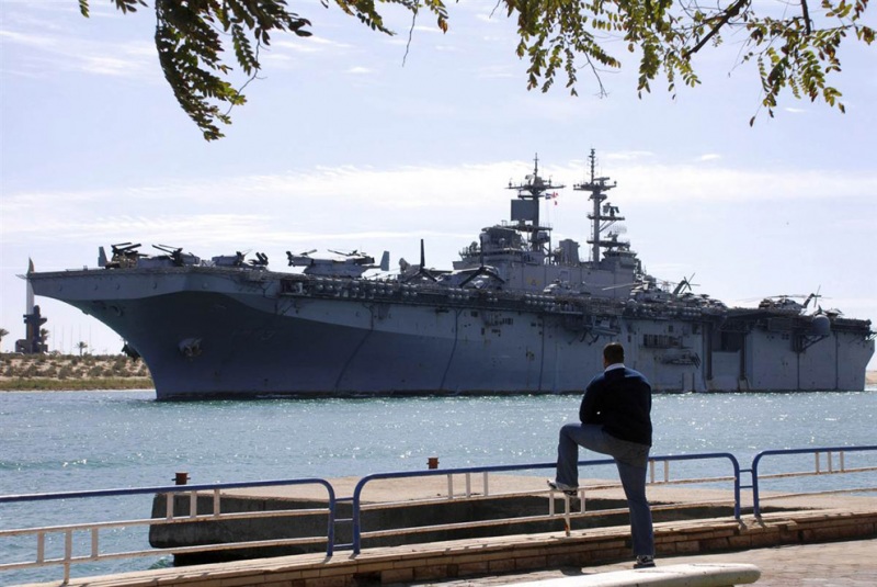 Американский десантный USS Kearsarge  ...