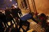 Теракт в Санкт-Петербурге - 'вызов всей государственной машине' (Люди возлагают цветы рядом со станцией метро) Люди возлагают цветы…