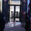 'Это революция, мы берем Бастилию!' Францию захлестнули погромы — грабят бутики, жгут мэрии. Макрон в бункере (Фото: AP Photo/Laurent Cipriani/TASS) Фото: AP Photo/Laure…