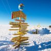 Близится битва за Антарктику? (Указатель дорог на южном геомагнитном полюсе Земли | © РИА Новости, В. Чистяков) Указатель дорог на ю…