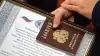 Госдума утвердила текст присяги при вступлении в российское гражданство (Торжественное вручение паспортов. Архивное фото) Торжественное вручен…