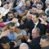 Асад хочет вернуть потерянные территории (Президент Сирии Башар Асад приветствует сирийцев после молитвы в мечети Билал в городе Каламун, Сири…) Президент Сирии Баша…