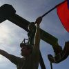 Москва душит 'финансовых стервятников США' за океаном (Мужчина с флагом Венесуэлы перед зданием компании PDVSA в Каракасе. Архивное фото) Мужчина с флагом Вен…
