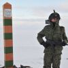 Как Россия готовится к очень холодной войне (Пограничник на территории погранзаставы Нагурское на острове Земля Александры архипелага Земля Франц…) Пограничник на терри…