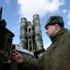 'Триумф' положит конец господству США (Военнослужащий у зенитного ракетного комплекса (ЗРК) Триумф С-400 | © РИА Новости, Кирилл Каллиников) Военнослужащий у зен…