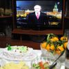 Россия начала жить немного по-новому (Праздничный стол во время встречи Нового года. Архивное фото) Праздничный стол во …