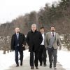 Что не может всемогущий… (На фото: кандидат в президенты РФ от КПРФ Павел Грудинин (в центре) (Фото: AP/TASS)) На фото: кандидат в …