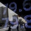 Риск дефолта и токсичные активы: что будет после обвала флагманов экономики (Электронное табло с информацией о курсах валют в центре Москвы) Электронное табло с …