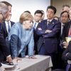 Трамп добавляет жару, когда в G7 спорят из-за России (Канцлер ФРГ Ангела Меркель разговаривает с президентом США Дональдом Трампом на саммите G7. 9 июня 2…) Канцлер ФРГ Ангела М…