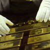 Обогнать Китай за три месяца (Золотые слитки - готовая продукция Екатеринбургского завода по обработке цветных металлов | © РИА Но…) Золотые слитки - гот…