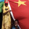 'Мы воюем с Китаем': американцев выгоняют из Африки (Жители Джибути с национальными флагами Китая и Республики Джибути. Архивное фото) Жители Джибути с нац…