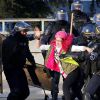 'Остановите полицейское насилие': во Франции прошли очередные массовые протесты 'жёлтых жилетов' (Остановите полицейское насилие: во Франции прошли очередные массовые протесты жёлтых жилетов) Остановите полицейск…