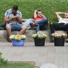 Запад остановит вымирание на Украине: технология опробована в Германии (Мужчины продают цветы в центре Киева, Украина | © AFP 2019 / Sergei Supinsky) Мужчины продают цвет…