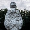 Итальянские врачи: коронавирус это война, а госсистема - давно рухнула (Маска на лице статуи в городе Сан-Фьорано, Италия | © REUTERS, Marzio Toniolo) Маска на лице статуи…