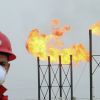 Нефтяные цены и крах альтернативной энергетики: кто в выигрыше? (Рабочий в защитной маске на нефтяном месторождении в Ираке | © REUTERS / Essam Al-Sudani) Рабочий в защитной м…