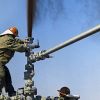 Россия и КСА против сланцевиков Америки (Нефтяники ставят заглушку на нефтяной фонтан | © РИА Новости, Иосиф Будневич) Нефтяники ставят заг…