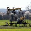 Америка думает, как наказать Россию за нефтяной обвал (Нефтяной станок-качалка на Абино-Украинском нефтегазовом месторождении в Краснодарском крае | © РИА …) Нефтяной станок-кача…
