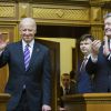 Washington Monthly (США): почему Трамп подлизывается к Путину? (Президент Украины Петр Порошенко аплодирует вице-президенту США Джо Байдену после его выступления в …) Президент Украины Пе…