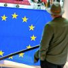 PS: Европу поразил вирус политической глупости (Мужчина смотрит на флаг Евросоюза | © flickr.com, European Parliament) Мужчина смотрит на ф…