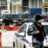 Кто нападает на Собянина и Сечина (Проверка сотрудниками ГИБДД автомобилей на въезде в Москву | © РИА Новости / Алексей Филиппов) Проверка сотрудникам…
