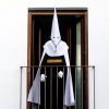 Svenska Dagbladet: в Европе царит атмосфера судного дня (Испанец в костюме для ежегодного пасхального шествия на балконе во время карантина в Ронде, Испания …) Испанец в костюме дл…
