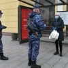 Государства против COVID-19: спасти людей — и угодить им (Сотрудники Росгвардии проверяют цифровой пропуск у женщины в Москве | © РИА Новости / Максим Блинов) Сотрудники Росгварди…