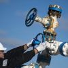 Forbes (США): Россия, похоже, справится с нефтяным кризисом 2020 года (Рабочий на нефтяном месторождении | © РИА Новости, Евгений Биятов) Рабочий на нефтяном …