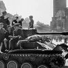 Чешские политики, славя власовцев, должны проклясть Пражское восстание (Дети сидят на броне самоходной артиллерийской установки в освобожденной Праге | © РИА Новости / Елиз…) Дети сидят на броне …