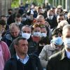 Почему власти готовы смягчать противоэпидемический режим (Пассажиры на платформе Курского вокзала в Москве | © РИА Новости / Михаил Воскресенский) Пассажиры на платфор…