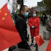 Наглецов надо наказывать: в КНР размышляют о санкциях против США (Люди с флагами Китая в провинции Хубэй | © AP Photo / Ng Han Guan) Люди с флагами Китая…