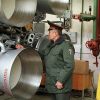 Украина тоскует по ядерному оружию и 250 миллиардам (Украинский военный осматривает ракету SS-19 перед ее демонтажем в рамках договора об уменьшении ядер…) Украинский военный о…
