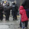 Хроники американского упадка: детей учат бояться и ненавидеть полицию (Девочка рядом с отцом во время протестов в Вашингтоне | © AFP 2020 / Jason Redmond) Девочка рядом с отцо…