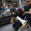 Dagens Nyheter: 'проклятые обезьяны' - расизм и шведы (Полиция во время задержания участника акции протеста в Стокгольме, Швеция | © AFP 2020, Jonathan NACKSTRAND) Полиция во время зад…