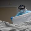 CNN: новый всплеск коронавируса грозит США 'тотальным крахом' здравоохранения (Из-за переполненности больниц распространение коронавируса грозит США тотальным крахом системы здрав…) Из-за переполненност…