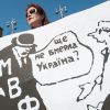 Апостроф: дотянет ли Украина до лета? (Женщина с плакатом в Киеве | © РИА Новости, Алексей Фурман) Женщина с плакатом в…
