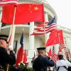 США растят в России антикитайскую пятую колонну (Военнослужащие США с флагами США и Китая на фоне Белого дома в Вашингтоне | © AP Photo / Andrew Harnik) Военнослужащие США с…