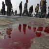 Haqqin: Афганистан смог переварить и СССР, и США (Люди отражаются в луже крови, Кабул, Афганистан | © AP Photo, Rahmat Gul) Люди отражаются в лу…