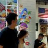 Китай требует от Америки встать в строй (Бутик с американским флагом в Пекине | © AP Photo / Andy Wong) Бутик с американским…