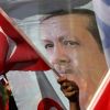 Haber7 (Турция): поручение Эрдогана в связи с призывами о Кавале! Будут объявлены персоны нон грата (Сторонники Эрдогана | © AP Photo, Olivier Matthys) Сторонники Эрдогана …