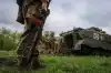 'Мы сражались без поддержки': украинские города взяты Россией (Украинские военнослужащие 25-й отдельной воздушно-десантной бригады загружают БМП Мардер возле линии…) Украинские военнослу…