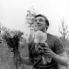 Украинские корни Высоцкого. 45 лет со дня смерти поэта (Высоцкий с цветами) Высоцкий с цветами