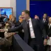 В НАТО собрались пугать Россию, Дания и Норвегия заявили об атаке дронами (скриншот / Генсек НАТО Марк Рютте отнимает у журналистов микрофон) скриншот / Генсек НА…